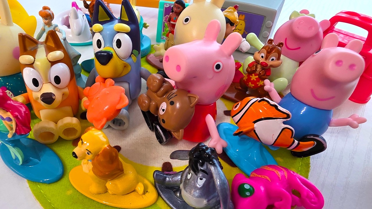 Bluey Meets Peppa Pig! 🏠 Holiday Cabins, Disney Surprises & Magic Sand