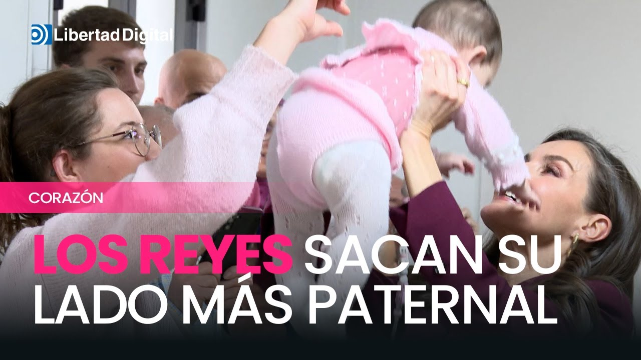 Los Reyes de España muestran su lado más paternal con un bebé en el Hospital de Parapléjicos
