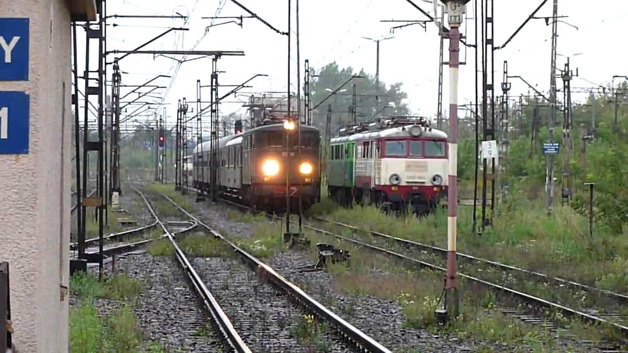 Parowozjada 2009: EP03-01 wjeżdża na stację Krak&oacute;w Płasz&oacute;w.