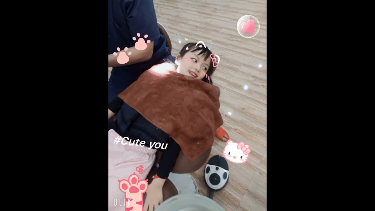 Bé Mon dũng cảm đi nhổ răng sữa 
