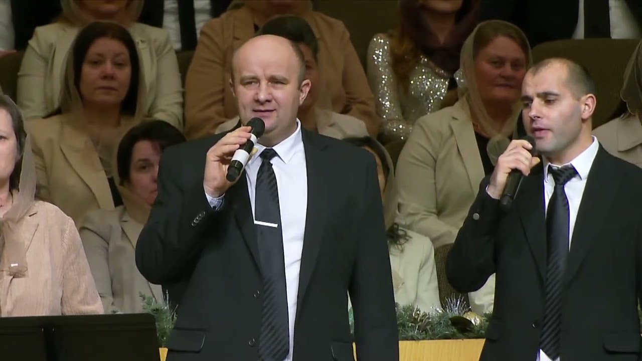 Белый снег кружится за окошком