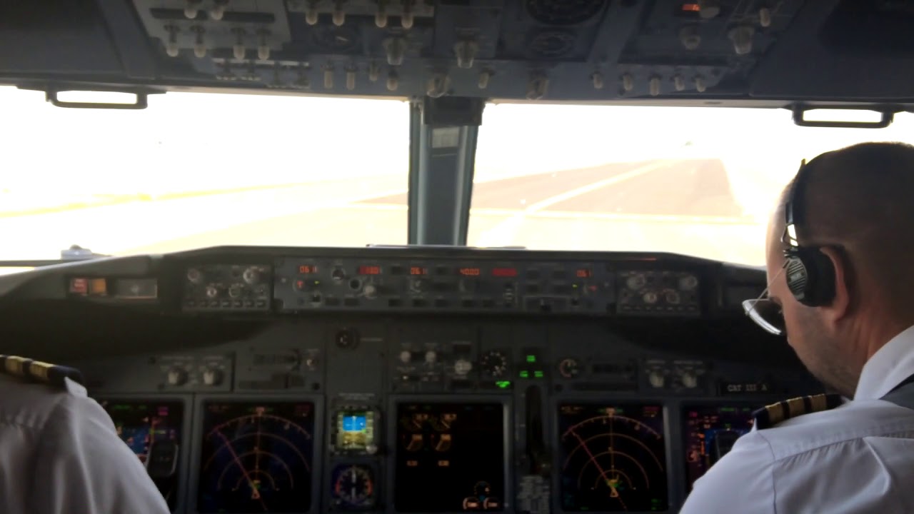 B737-700 LANDING LKPR RWY 06