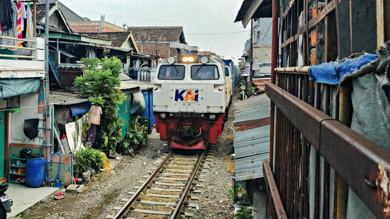 CC 206 13 92 YK feat KA KONTAINER | Tanjung Priuk - Kalimas persiapan masuk Stasiun Kalimas