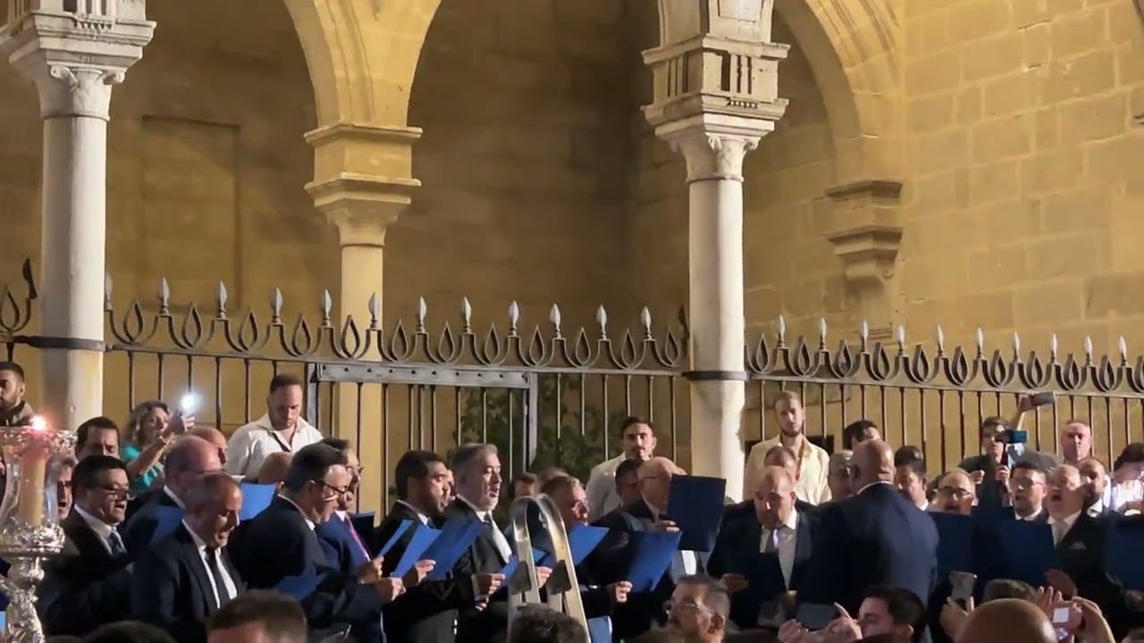 Coronación Virgen de la Estrella de Jerez. Coro de Pedrosa y Fernández cantando en plaza Asunción.