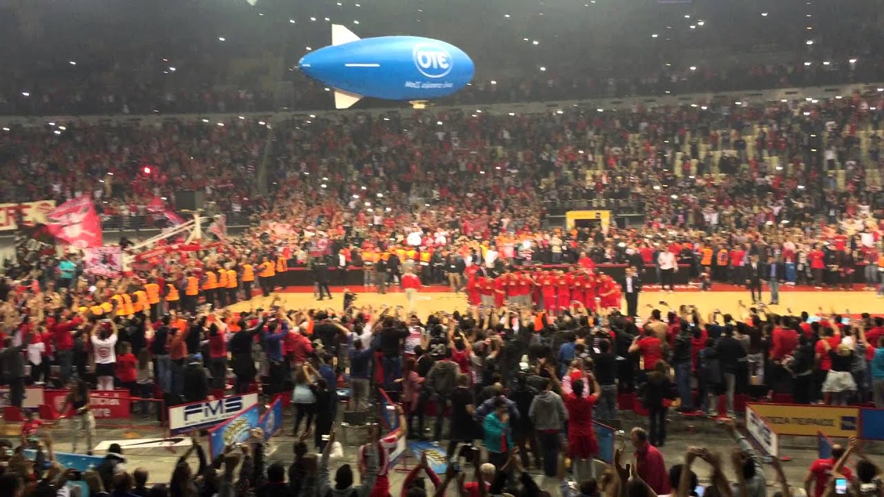 Olympiacos - Barca 2014-2015 Euroleague Top 8 game 4 - players celebrate at court