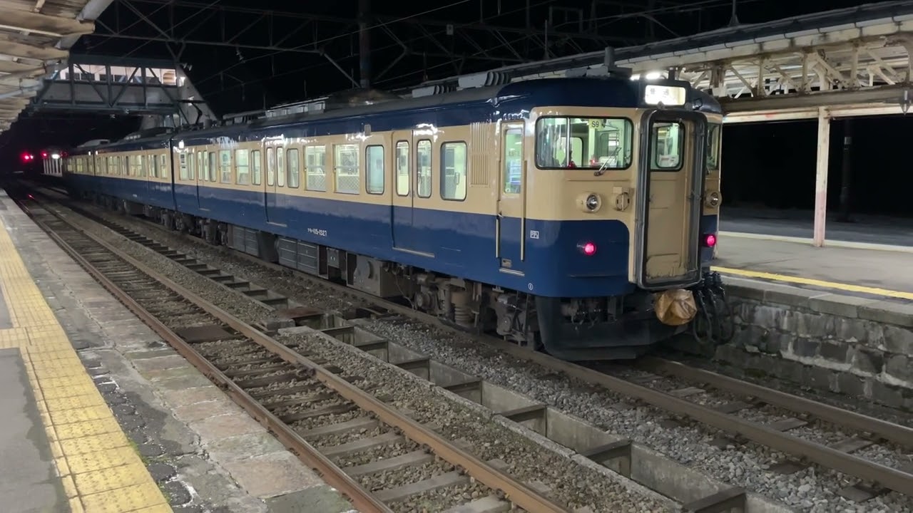 夜の 妙高高原駅で しなの鉄道115系 横須賀色の 到着 & 幕回し & 車体下部 & 出発をみる