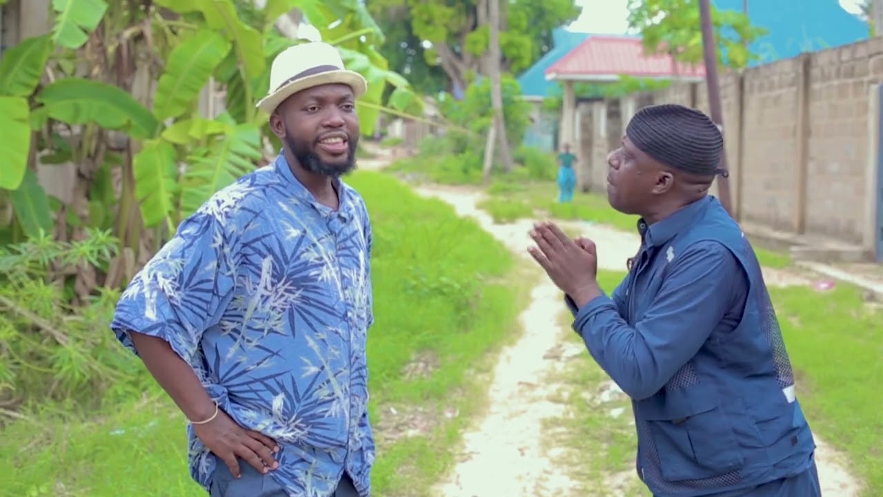 MPELA MPELA “SIRI YA NDOA” short comedy.      Starring KAMUGISHA NA KAROKOLA 
