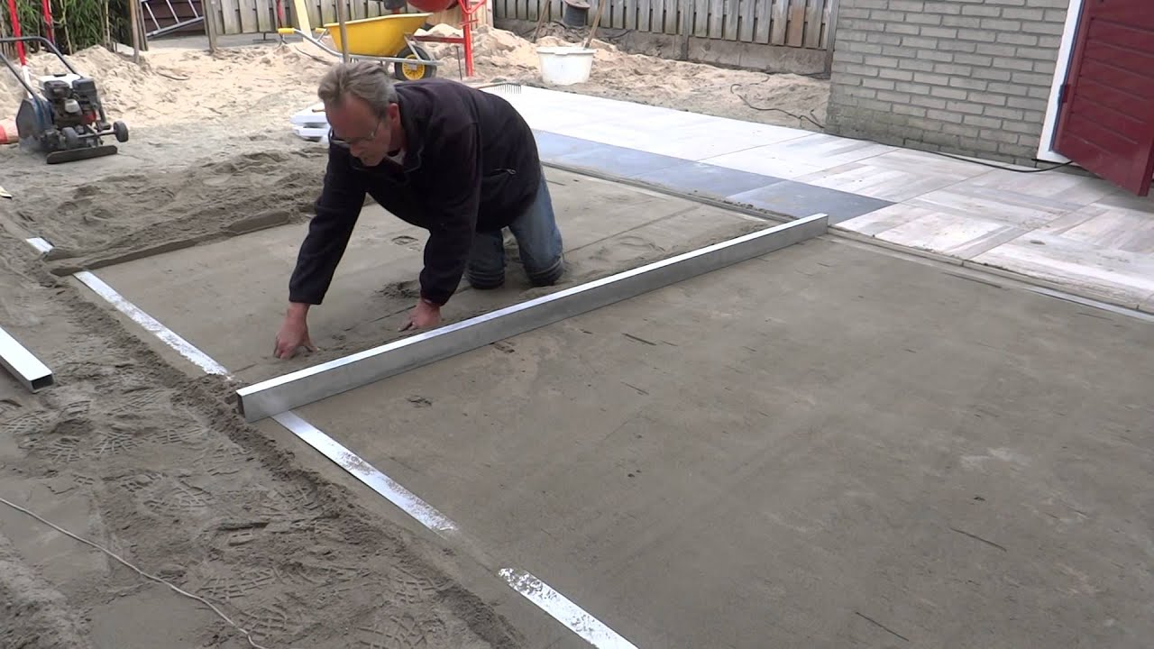 Tuinaanleg:  Afrijen voor aanleg terras met keramische tegels 2