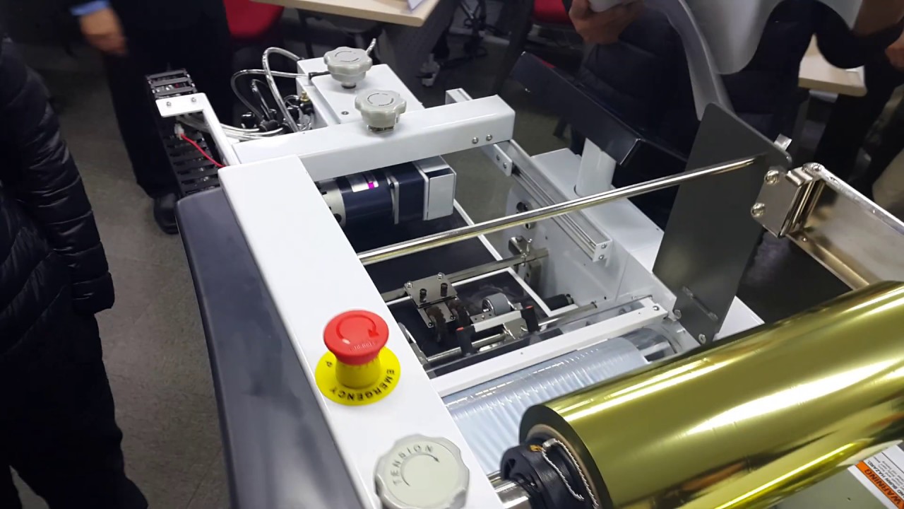 Laminadora GMP QTOPIC 380 (Aplicando o foil metálico sobre a área reservada) | BM WORKS