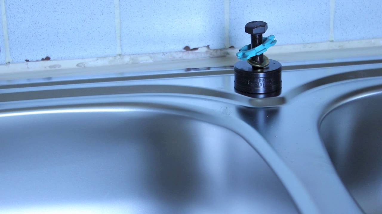 UTILISER UN EMPORTE PIECE pour faire un trou dans une plaque de métal