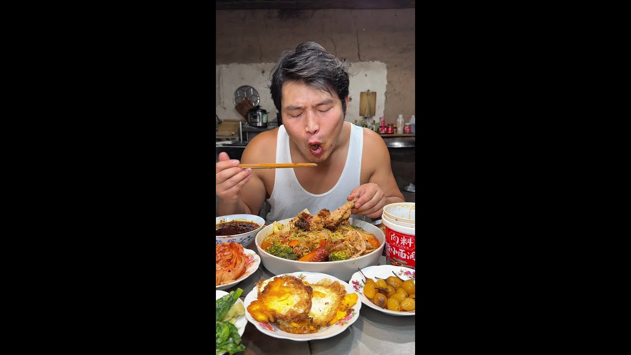大杂烩麻辣烫，一碗剩饭，搭配吃挺爽，炒了油麦菜，自己腌辣白菜