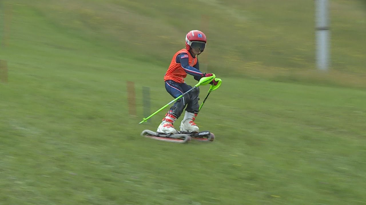 Lyžovanie nie je len zimným športom. Spúšťať dolu svahom sa dá aj na tráve