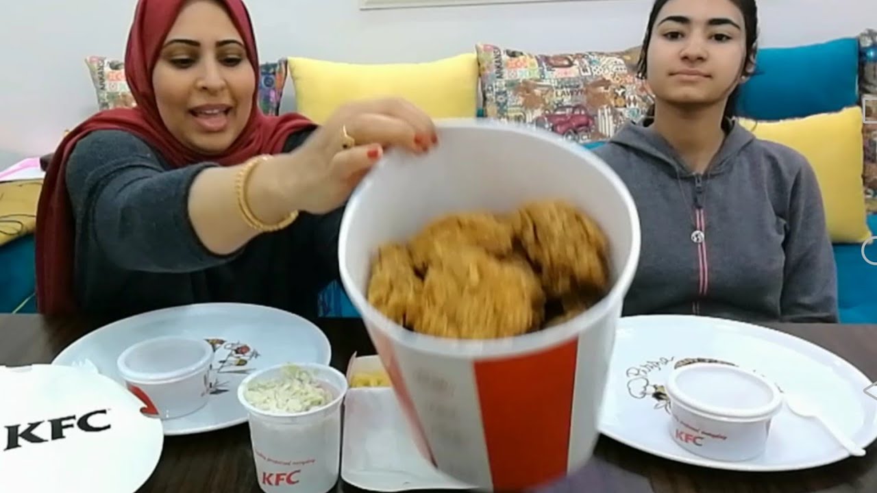 تحدى اكل وجبه عائليه سبايسى من كنتاكى والعقاب وااااااااو 💪💪😂