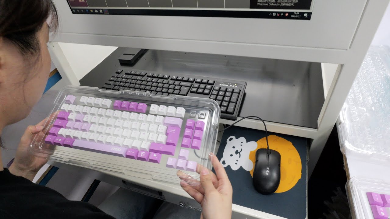 Fully automatic computer keyboard keycap production in China