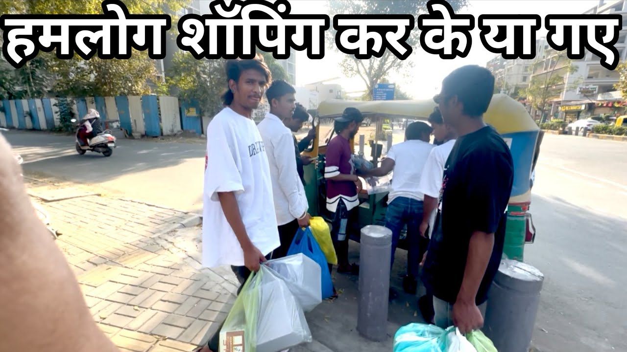 Market me shopping karne ￼ Gaya Tha