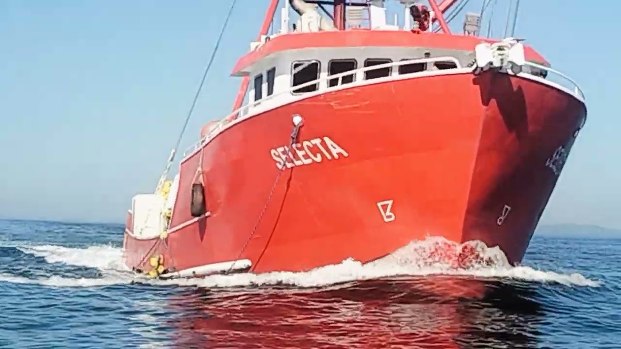 Sigan la vida de un pescador hoy con los barcos sardineros, JL