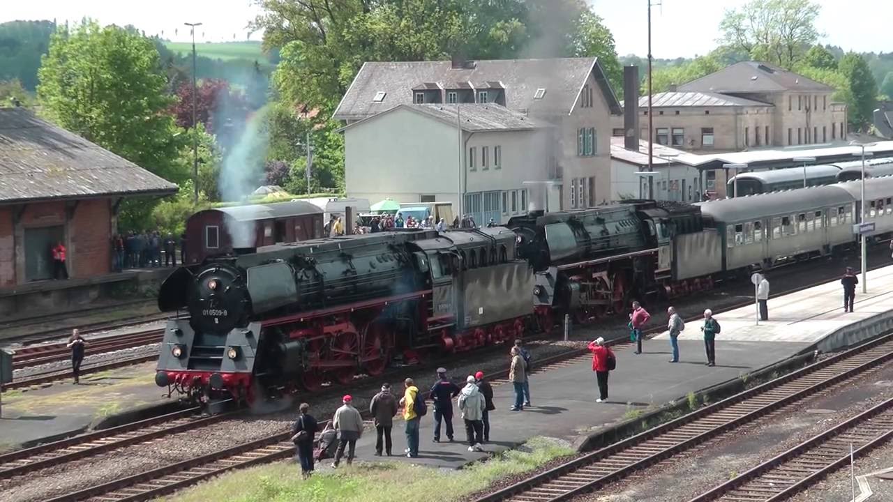 Schwere Dampfdoppeltraktion mit 01 0509-8 und 01 1533-07