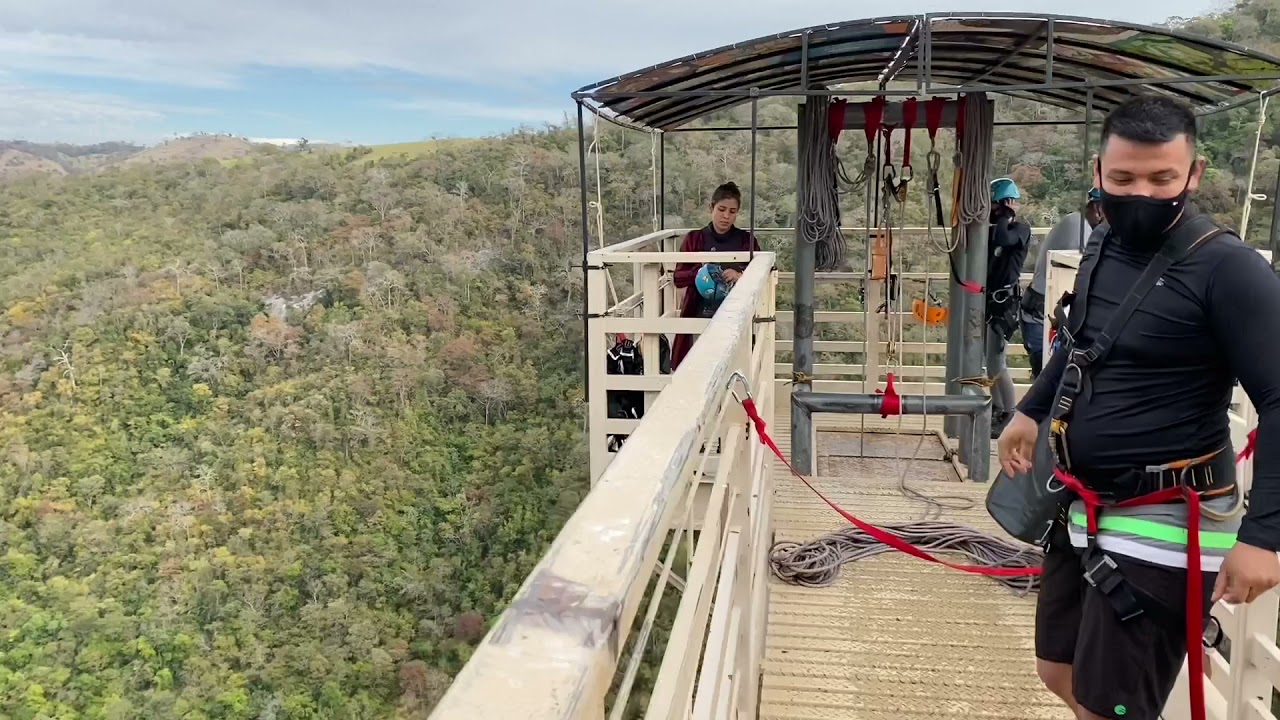 Veja como &eacute; feito o maior rapel de plataforma do Brasil no Boca da On&ccedil;a Ecotour