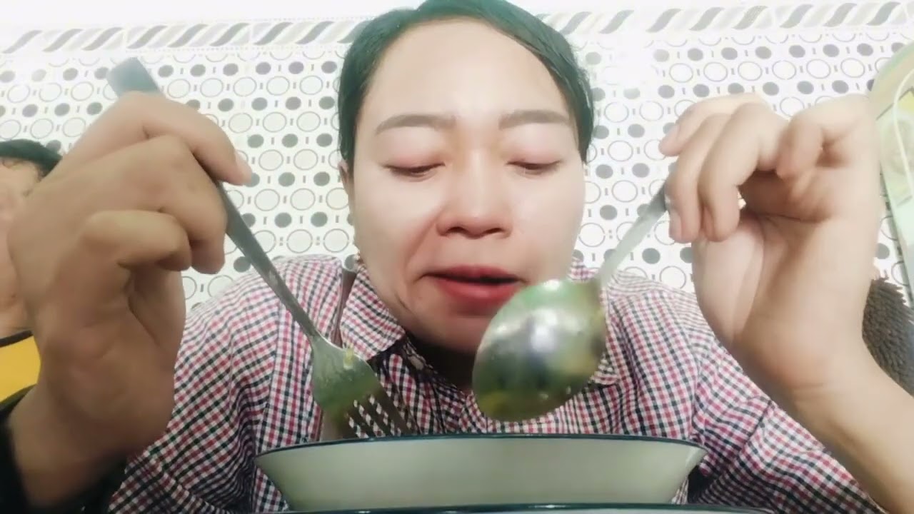 Beli sarapan soto ayam sama lalapan bebek goreng