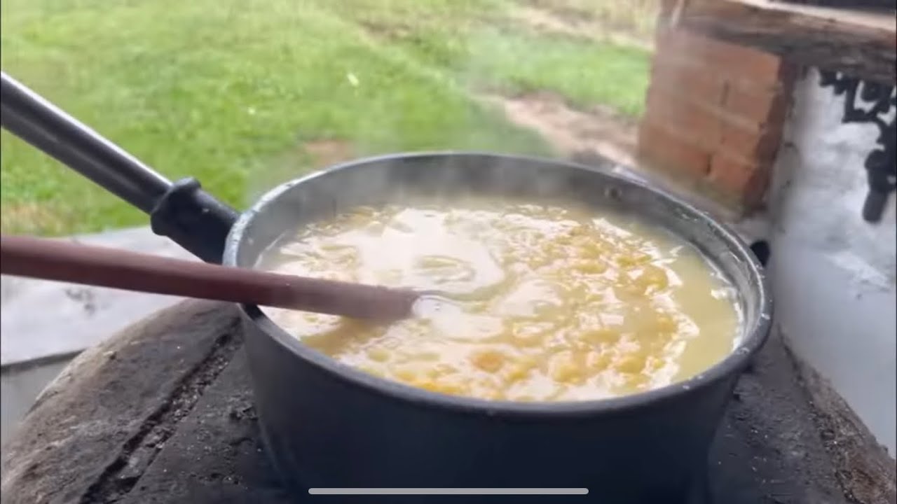 CANJICA A MODA ANTIGA - TÉCNICAS DA ROÇA PARA LIMPAR MILHO - DIA DE CHUVA É DIA DE CANJICA.