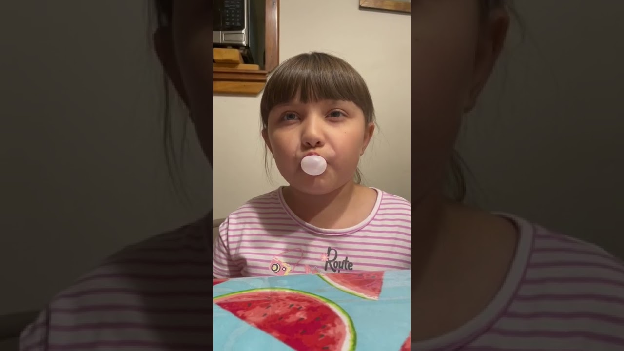 Эстер учится надувать пузыри из жевательной резинки