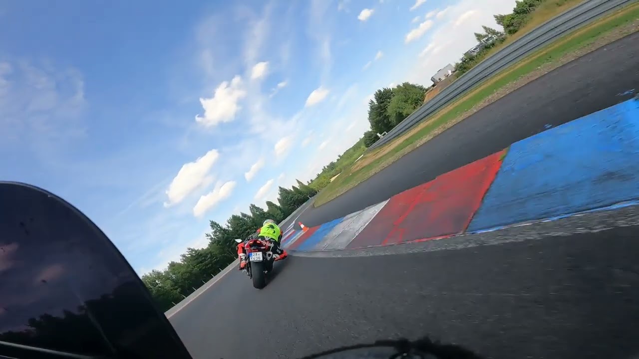 Okruh&aacute;ři Masarykův okruh Brno 18.6.2025, 2. j&iacute;zda Aprilia Tuono V4 Factory onboard