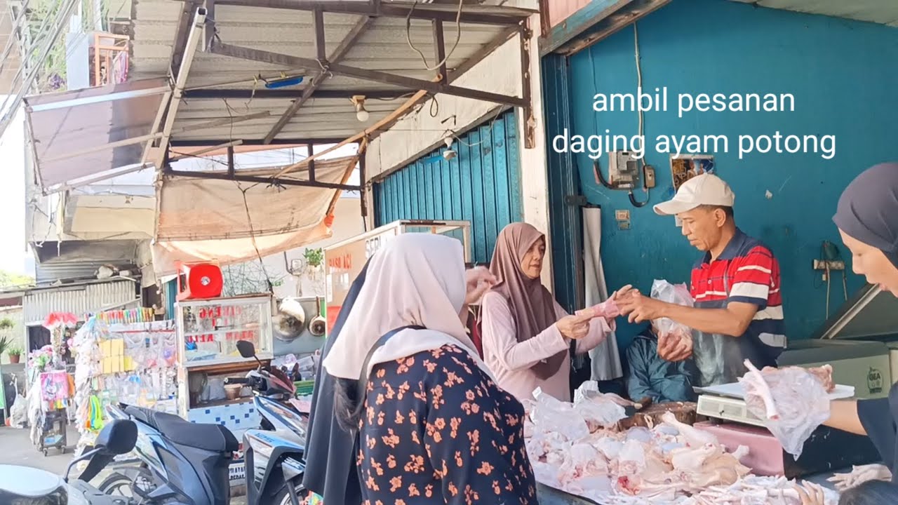 Belanja  daging ayam potong , alpukat , gas  , sayuran dan lauk-pauk 