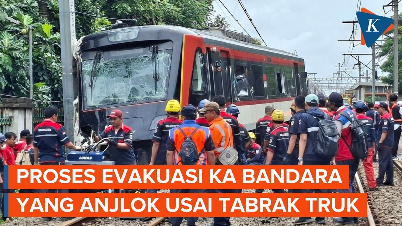 Proses Evakuasi KA Bandara yang Anjlok Usai Tabrak Truk di Tangerang