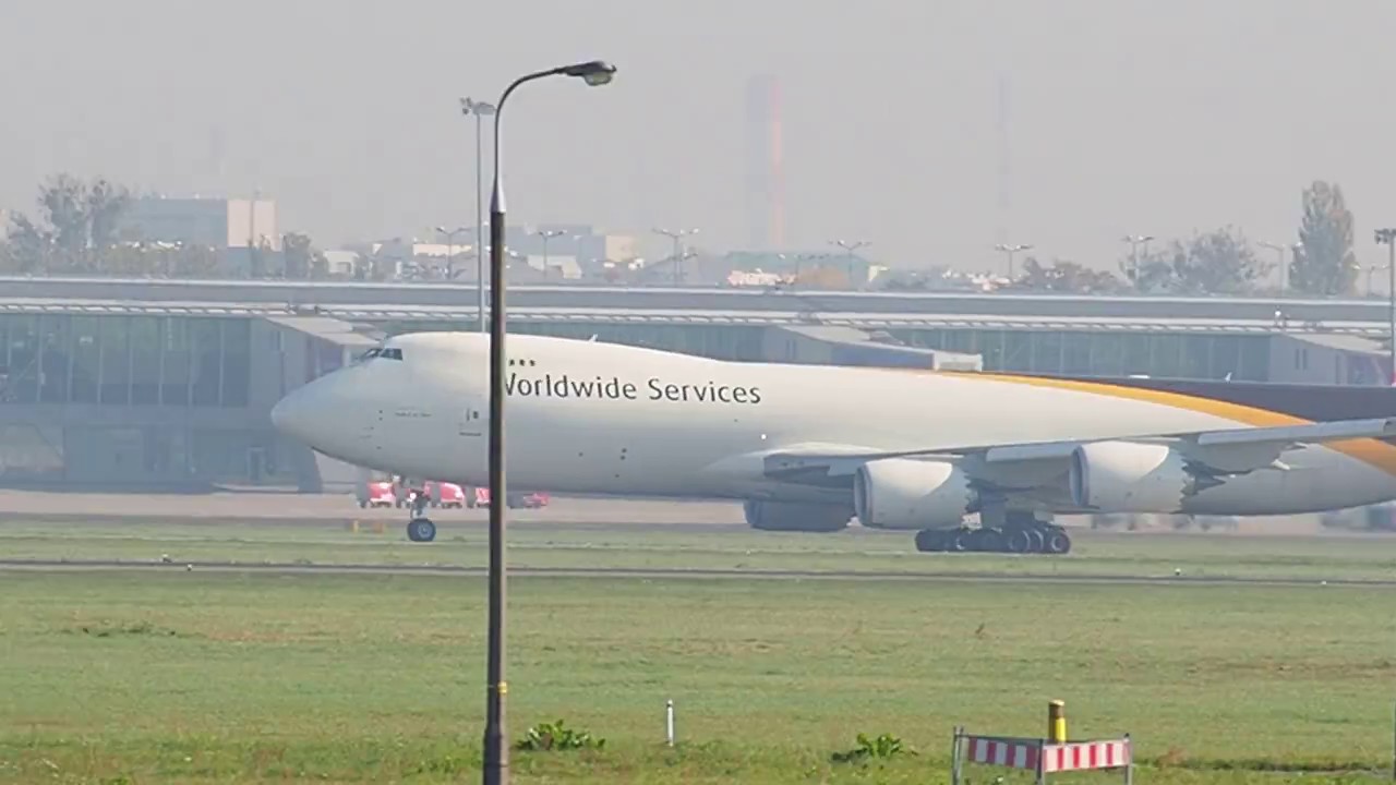 UPS Boeing 747 8 start z lotniska Chopina