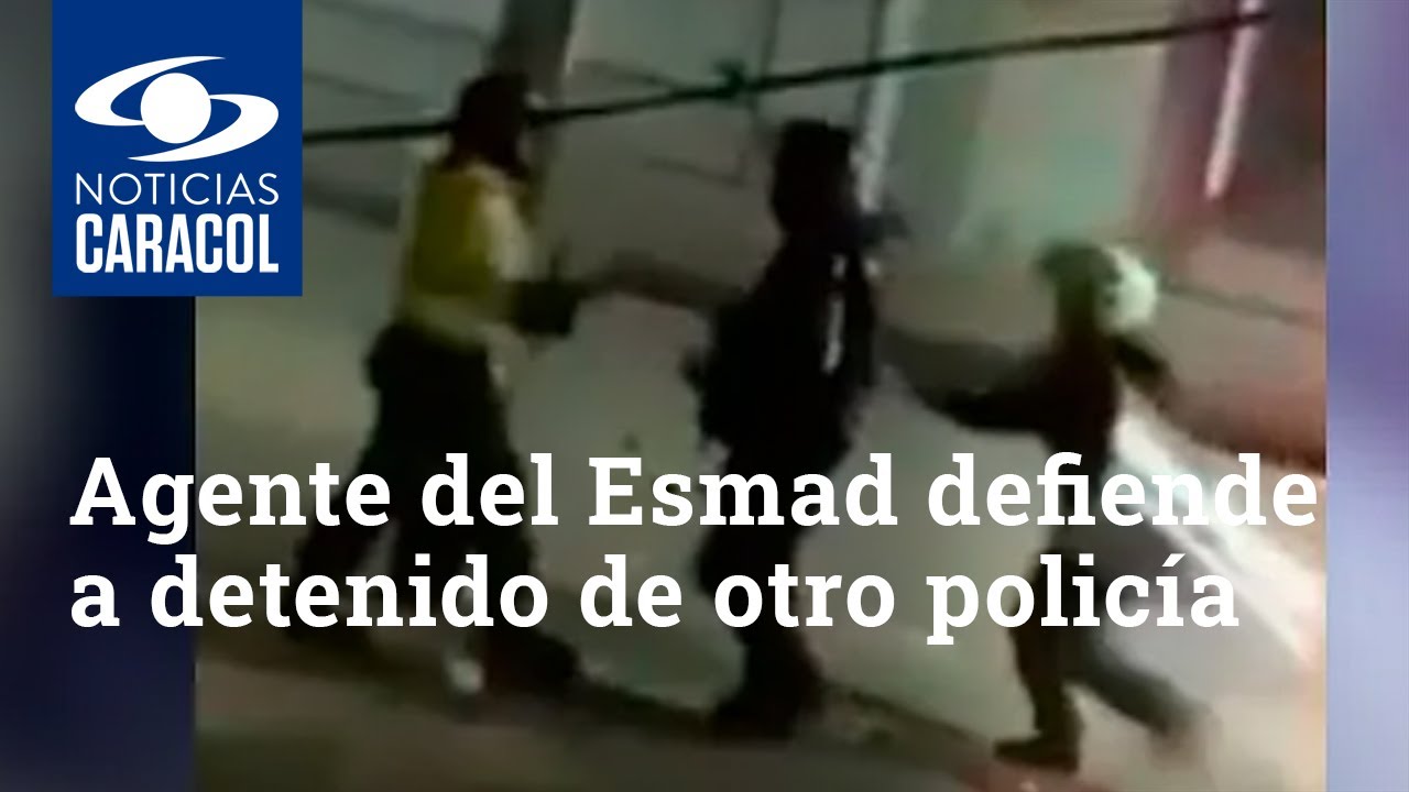 Agente del Esmad defiende a detenido de otro policía que lo golpea