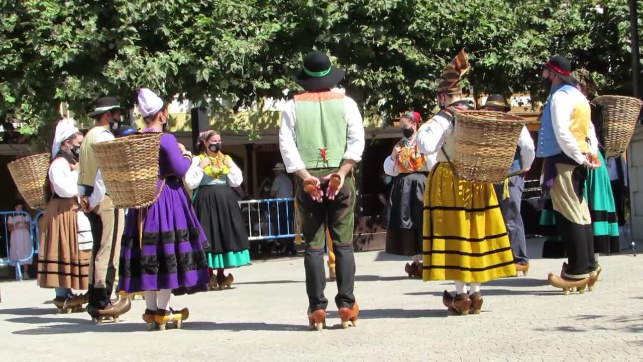 AMPUERO   GRUPO de DANZAS San BLAS en la plaza MAYOR deLA VILLAdeEMPORIUMAMPUEROCANTABRIA05092021 .