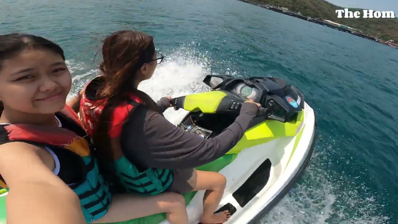 Tried parasailing and jet ski for the first time with my sister at Koh Larn 🪂🌊