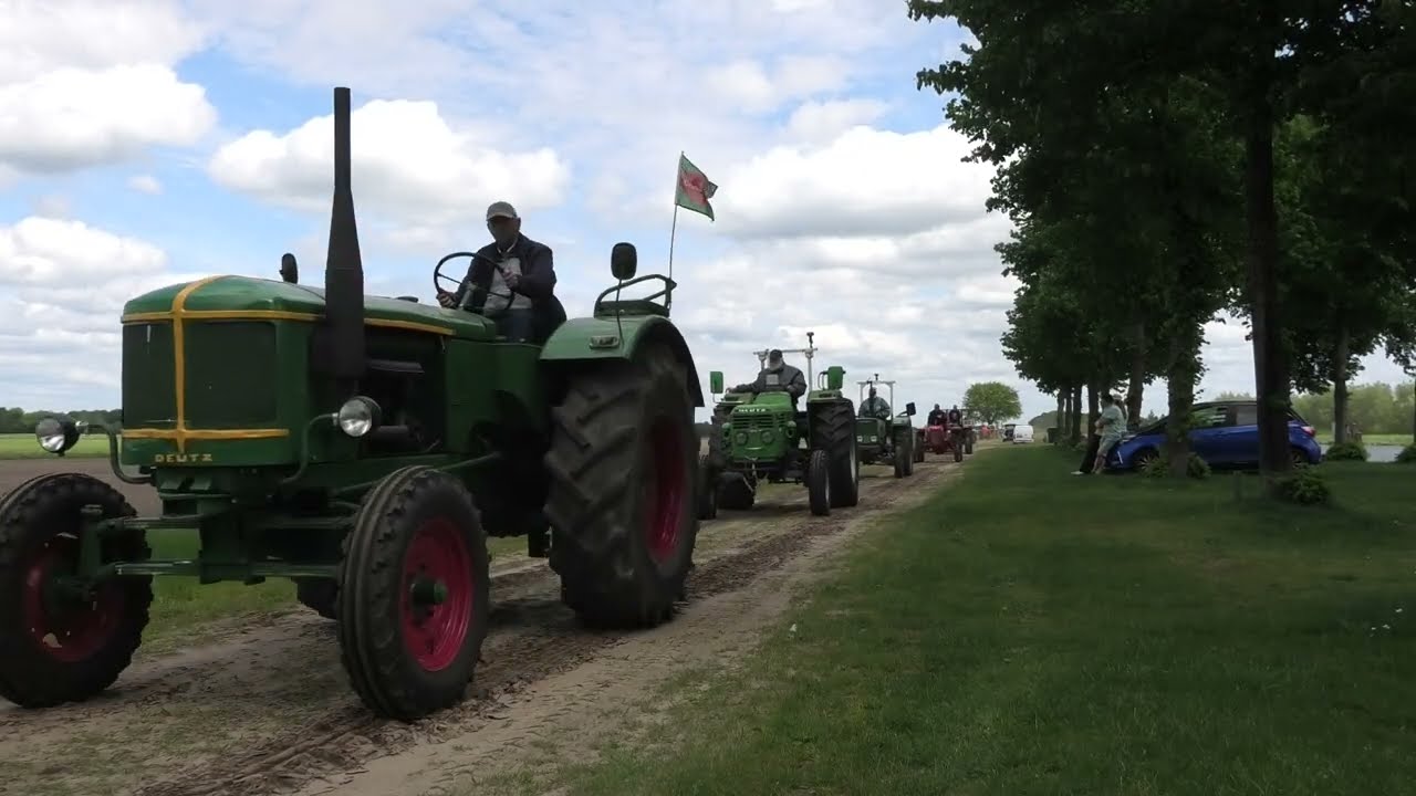 toertocht van oldtimertrekkers bij ruinen 2025