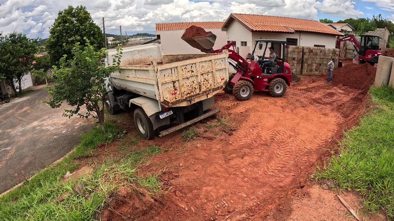 CARREGANDO CAMINHÃO COM MINI PÁ CARREGADEIRA YANMAR V3S