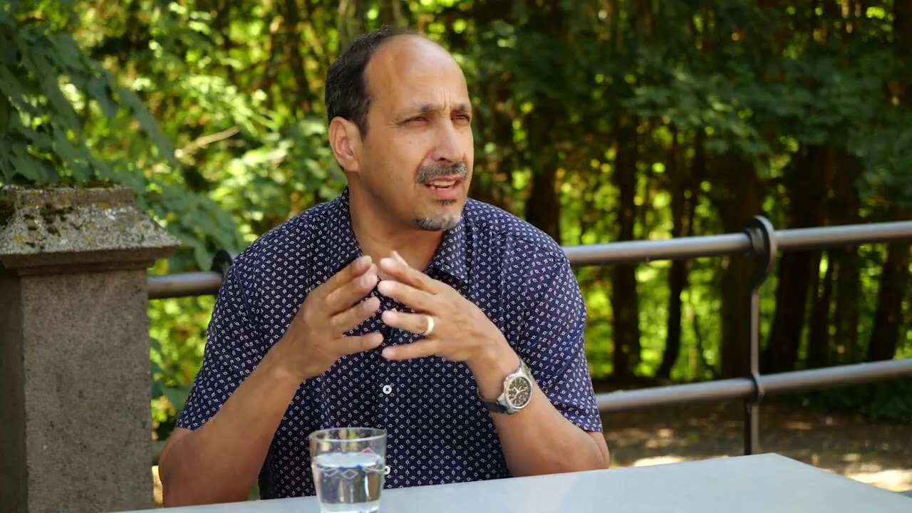 حوار مع الأستاذ محمد المسيح حول طفولته ودراساته ونقاط التحول في حياته