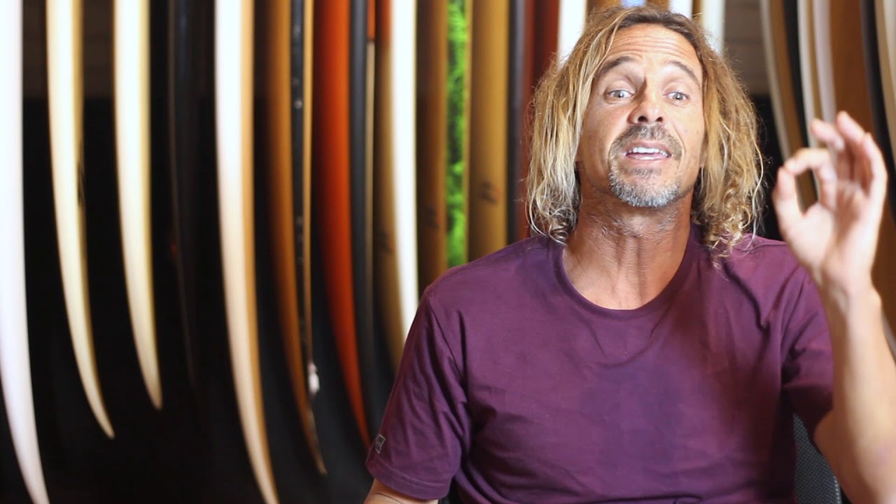 Qual prancha de surf bóia mais? EPS com Epóxi ou PU com Poliéster?