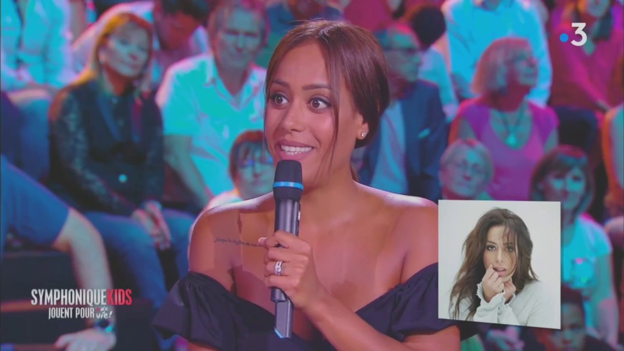 Amel Bent chante 