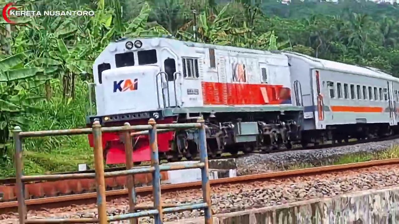 KERETA API PANJANG‼️ HUNTING KERETA API NGEBUT DI PERLINTASAN MENIKUNG
