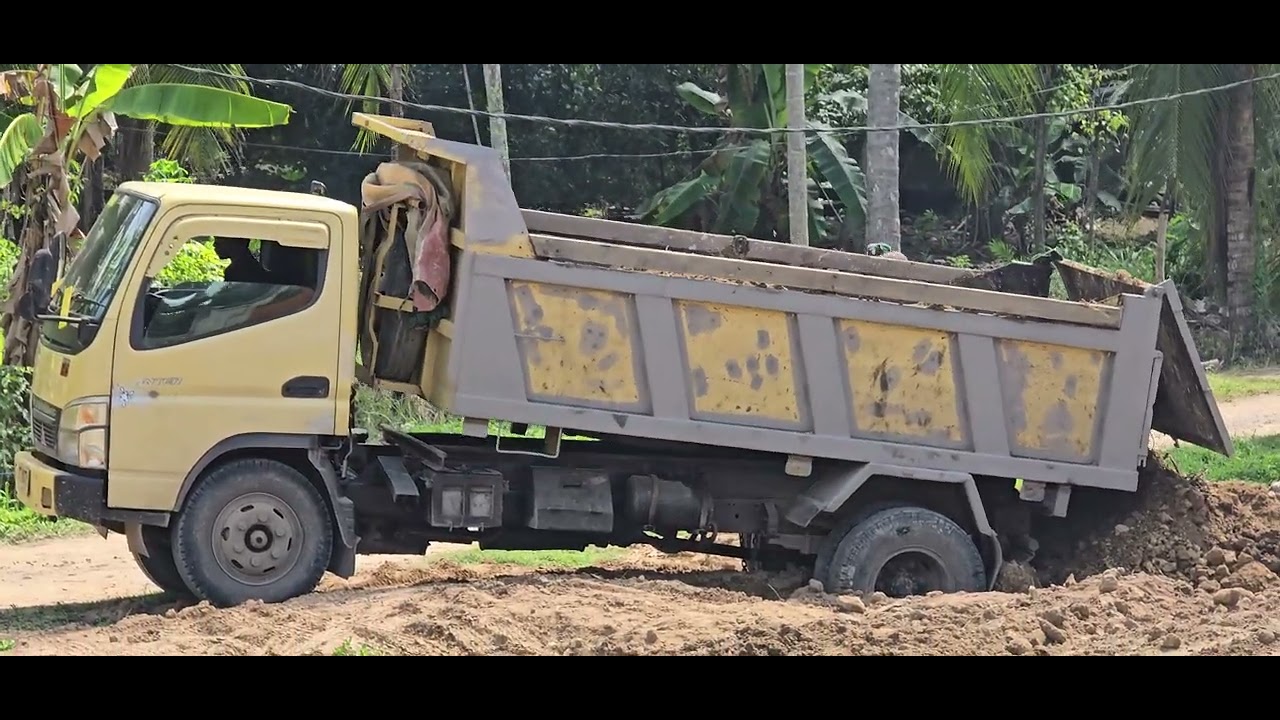 Dump truck nya masih dalam proses penimbunan tanah #dumptruck  #timbuntanah #mobiljungkat #semangat 