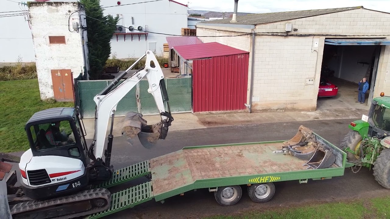 PLATAFORMA PORTA MAQUINAS CON RAMPAS HIDRAULICAS (Remolques Agrícolas HF)