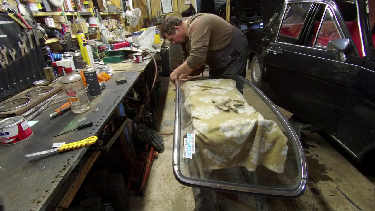 Установка лобового стекла ГАЗ 24 на герметик. Ремонт и реставрация ГАЗ 24.