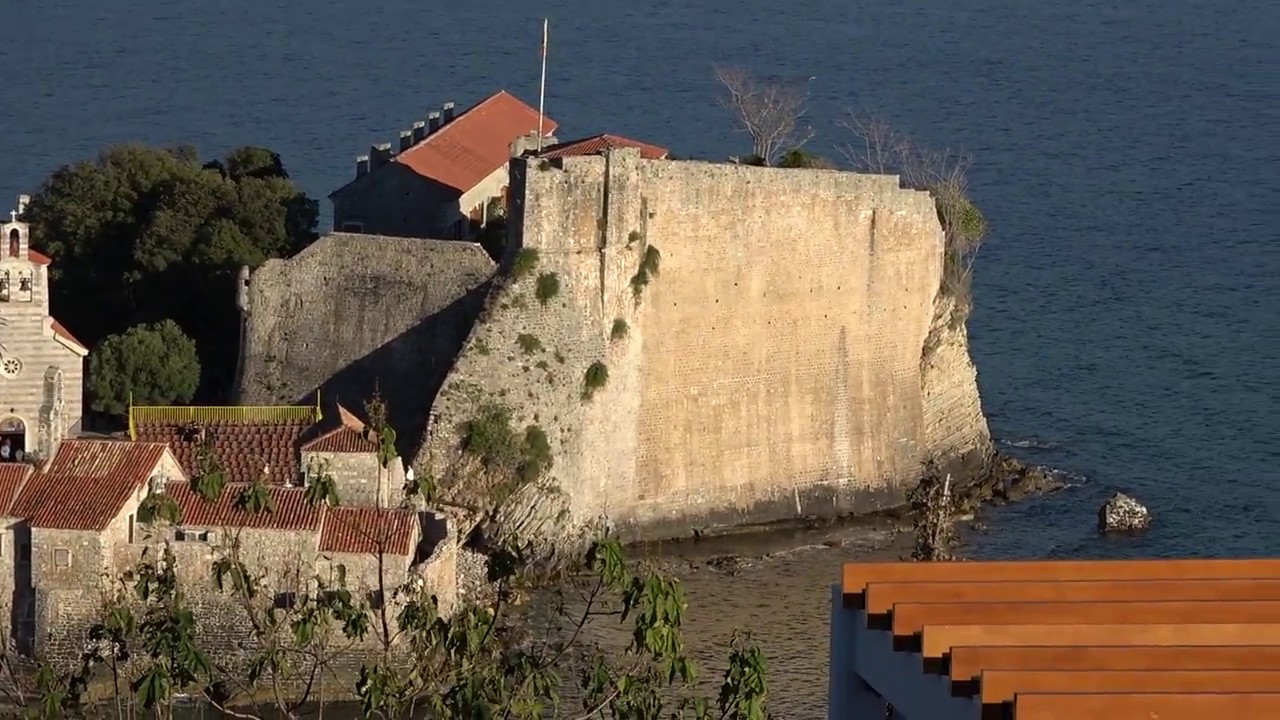 ЖИЗНЬ В ЧЕРНОГОРИИ (МОНТЕНЕГРО). БУДВА.  LIFE IN MONTENEGRO. BALKANS. BUDVA