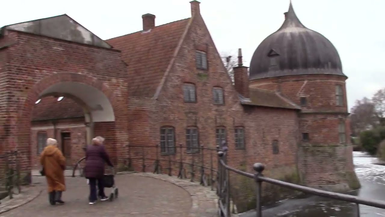 Jytte and Elly by the castle.
