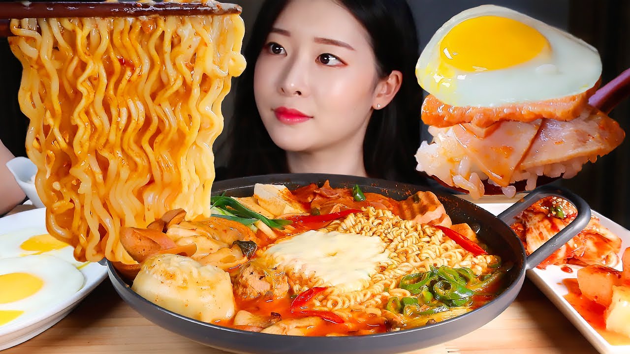 ASMR Тушеная ветчина с острой колбасой * Рамэн, Жаренное яйцо, Кимчи | Budae Jjigae MUKBANG