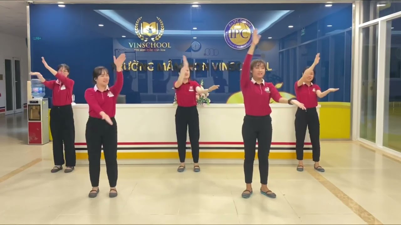 Đồng diễn &ldquo;Baby Shark&rdquo;.