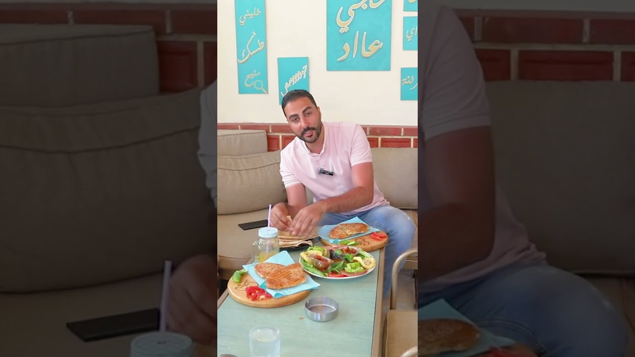 استقبال جميل في حمص لشاب مصري بمطعم وكافية فيروز مفاجئة