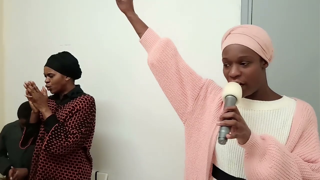 Moment  très fort du culte par le jeune prophète Pierre-Exaucé