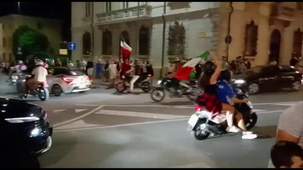 Udine, caroselli nelle strade del centro dopo la vittoria dell'Italia agli Europei di calcio