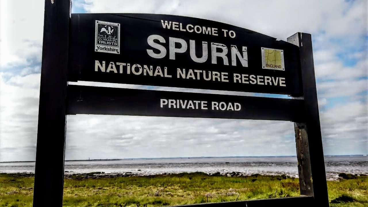 Walking out to Spurn point and the lighthouse at the Humber in Yorkshire