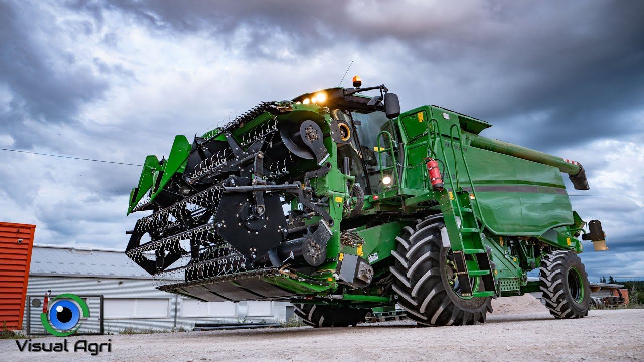 Une coupe repliable à la moisson en haute altitude / John Deere W540